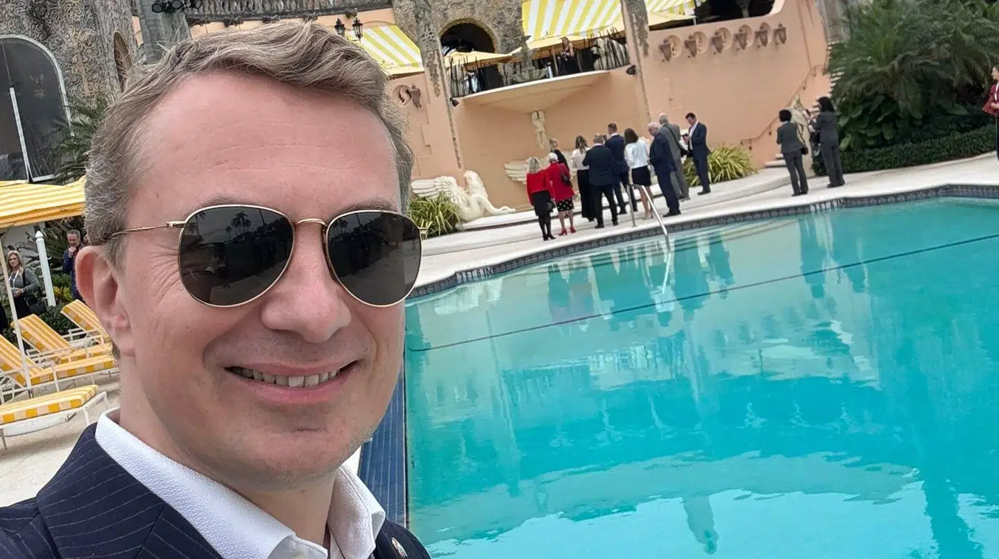 Morten Messerschmidt, formand i DF, har tirsdag aften dansk tid delt dette billede på X fra Donald Trumps resort i Mar-a-Lago.