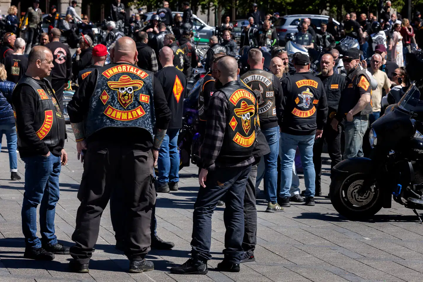 Rockere fra flere klubber, herunder Hells Angels og Bandidos, demonstrerede på Rådhuspladsen imod lukning af klubber og imod »lukning og ulovliggørelse af klubber og deres tilholdssteder«.