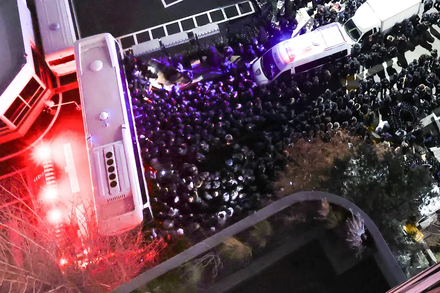 Sydkoreanske efterforskere og politi mødte onsdag op på den suspenderede præsident Yoon Suk-yeols adresse. Efter flere timer blev han anholdt.