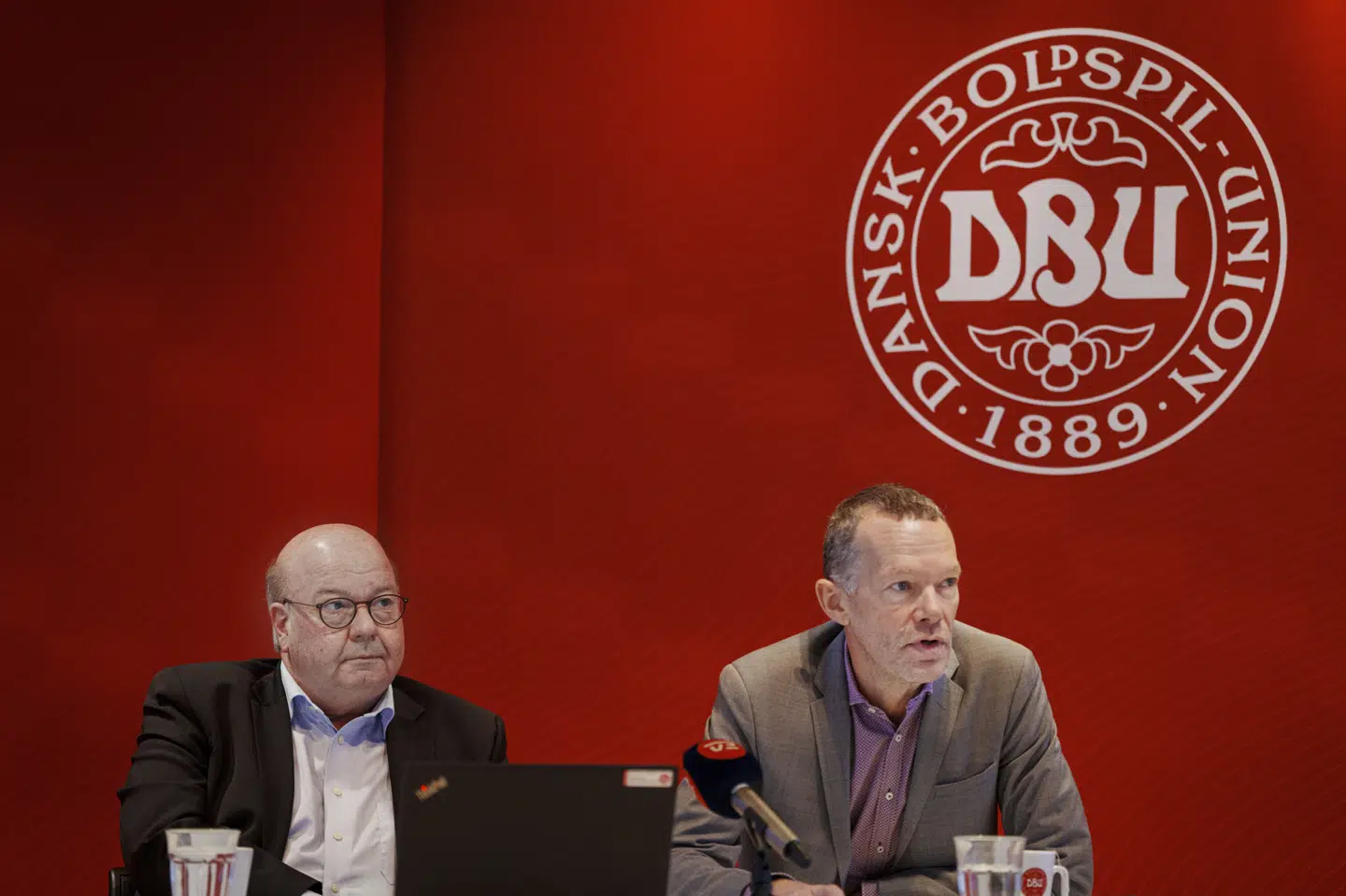 DBU-formand Jesper Møller (til venstre) og direktør Erik Brøgger Rasmussen (til højre) under tirsdagens nytårskur i DBU. Blot et af DBU's syv bestyrelsesmedlemmer er kvinde.