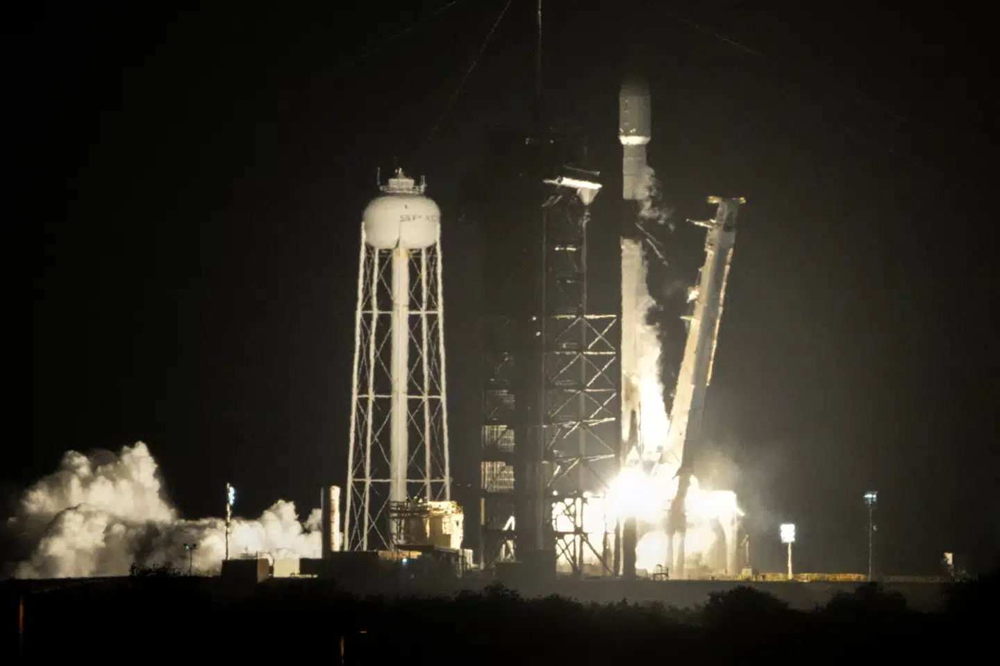 SpaceX-raketten "Falcon 9" sendes af sted fra Kennedy Space Center i den amerikanske delstat Florida.
