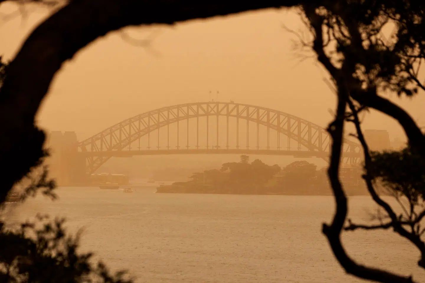 The Sydney Harbour Bridge fotograferet, mens røg fra naturbrandene driver ind over Sydney.