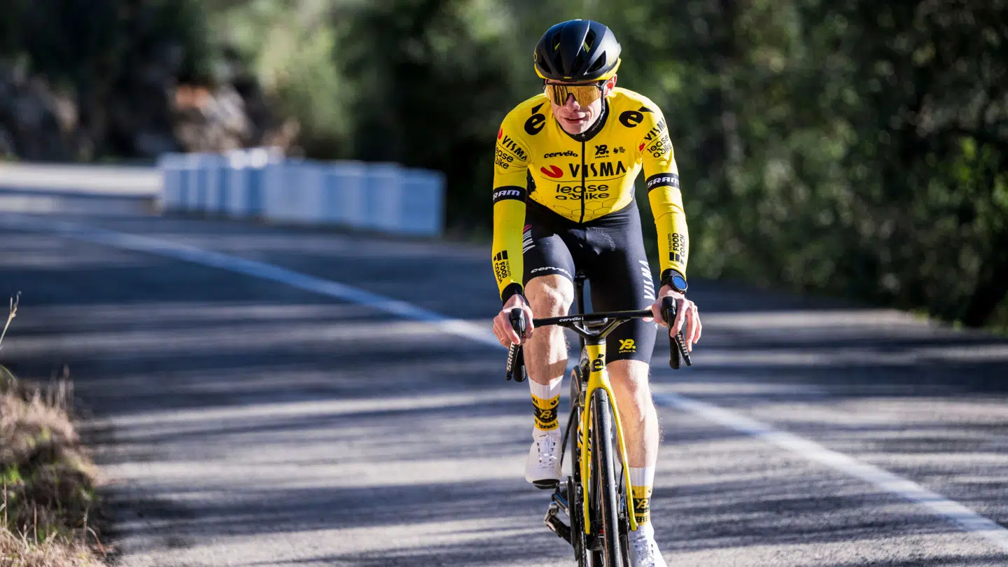 Jonas Vingegaard har haft et lang træningsperiode hen over vinteren og starter sin sæson tidligere end vanligt.