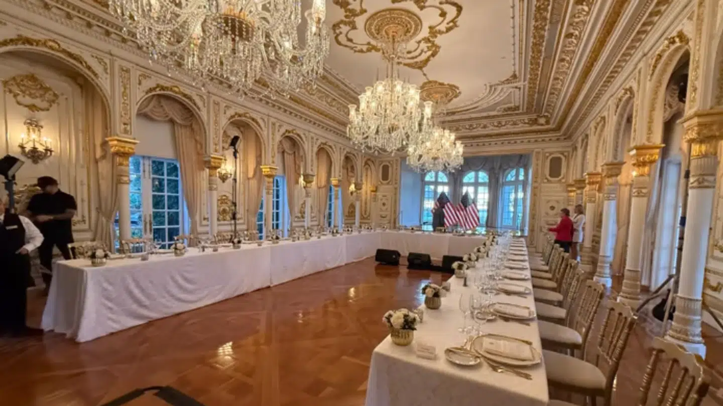 Sådan så det ud i et af lokalerne i Mar-a-Lago, da der skulle gøres klar til den konference, hvor Morten Messerschmidt tirsdag deltog. Det fremgår af en video delt af organisationen.