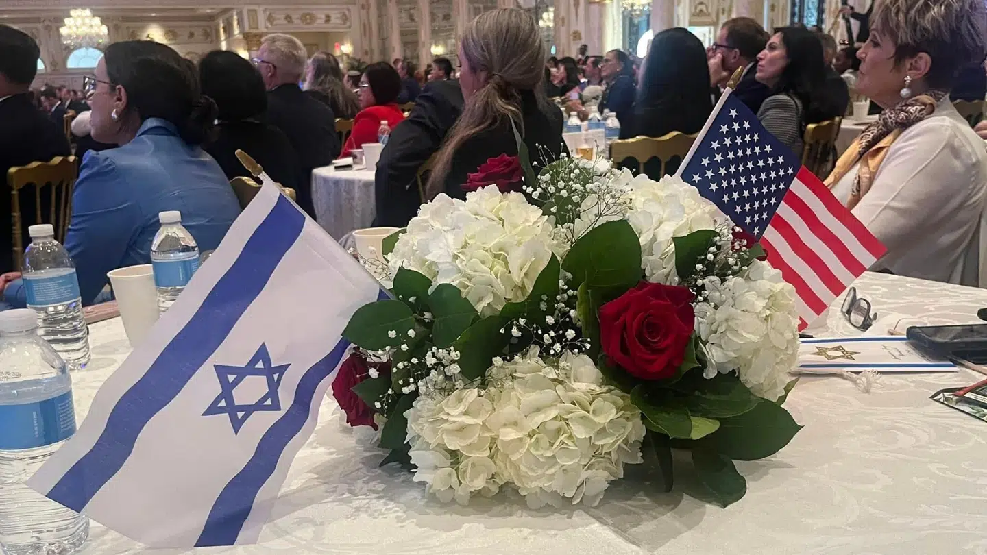 Sådan så de fleste borde ud til konferencen på Donald Trumps ejendom i Florida. Det fremgår af adskillige billeder delt på Facebook. Her er det en kvinde ved navn Angie Pollard Samuels, der står bag fotografiet.