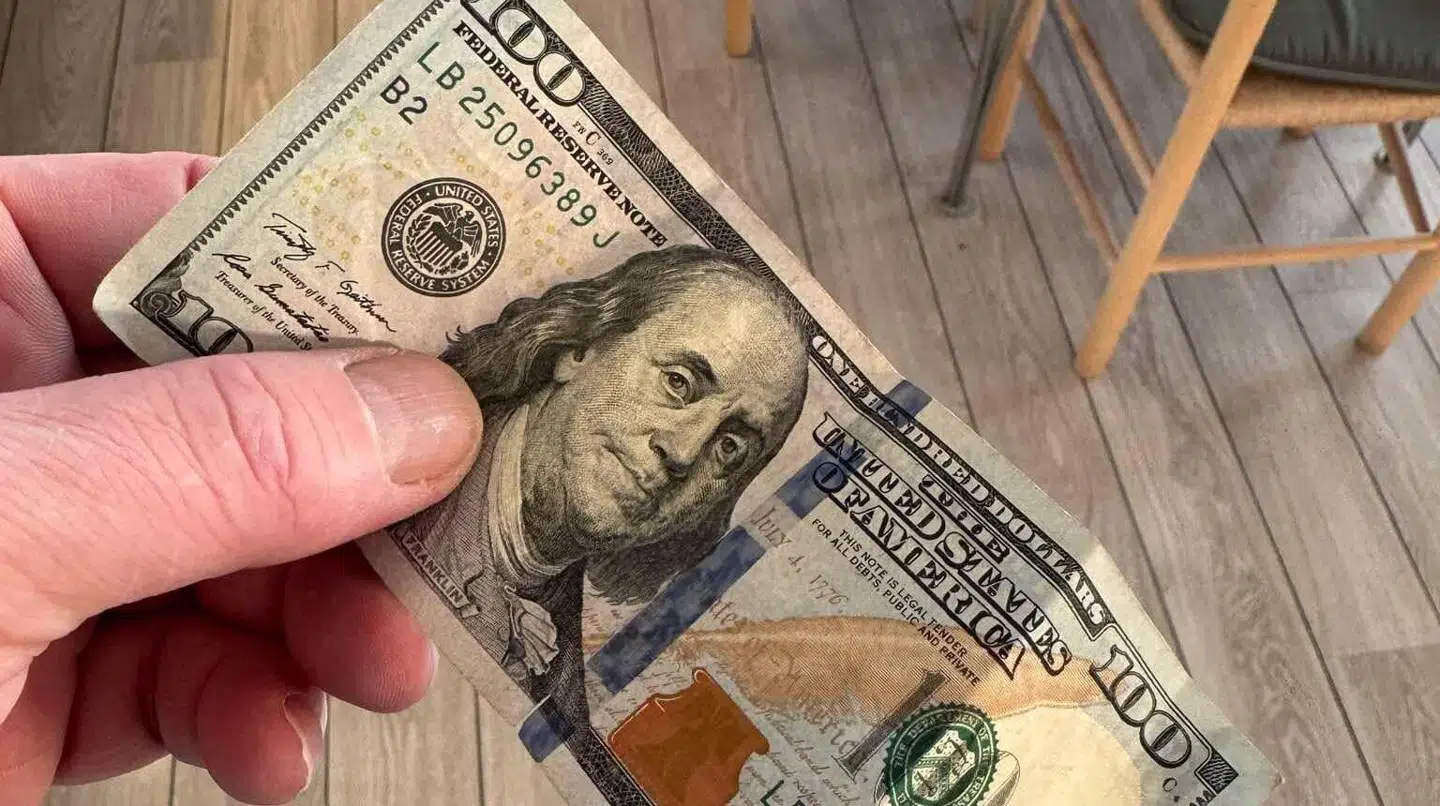 Her ses den 100-dollarseddel, Jakob Nordstrøms søn modtog på vej hjem fra skole tirsdag eftermiddag.