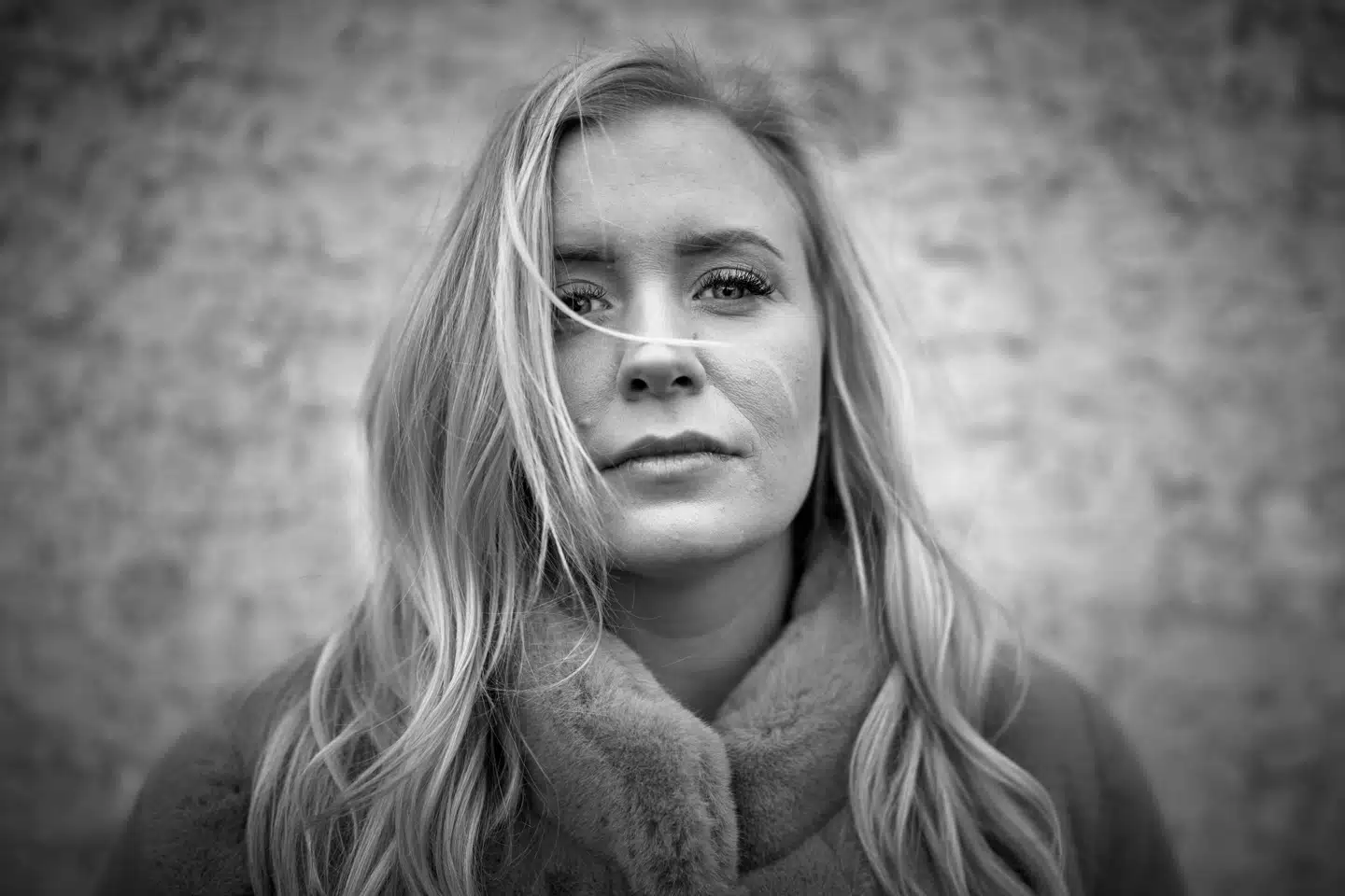 »Hvorfor spørger vi de voldsramte?« spørger Maria Sommer Hjort Kronholm. »Når jeg, som jeg fortalte dig, ikke engang kunne få til lov at kigge op, når jeg ikke engang kunne styre mit blik, hvordan skulle jeg så kunne være så handlekraftig at bede om hjælp?«