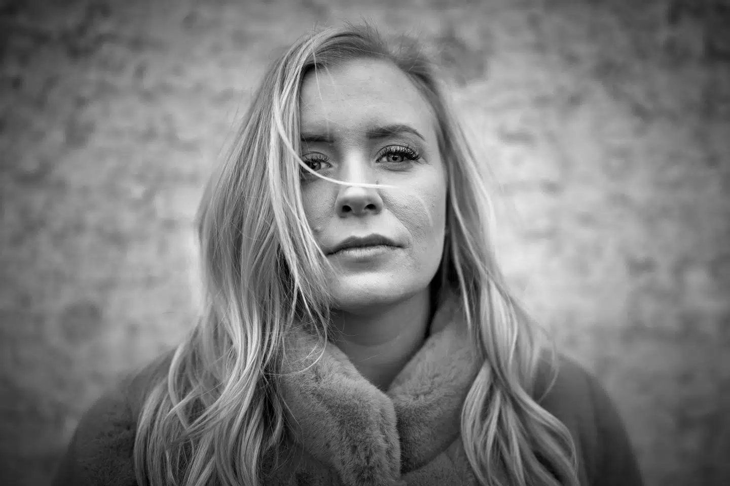 »Hvorfor spørger vi de voldsramte?« spørger Maria Sommer Hjort Kronholm. »Når jeg, som jeg fortalte dig, ikke engang kunne få til lov at kigge op, når jeg ikke engang kunne styre mit blik, hvordan skulle jeg så kunne være så handlekraftig at bede om hjælp?«