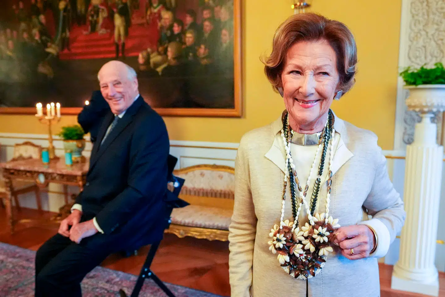 Dronning Sonja skal have indopereret en pacemaker, efter hun blev indlagt med hjerteflimmer. Men kong Harald passer sine royale forpligtelser imens.