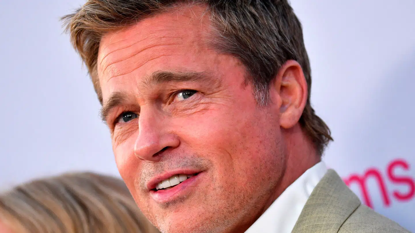Gennem halvandet år chattede en kvinde med en person, hun troede var den amerikanske stjerne Brad Pitt.