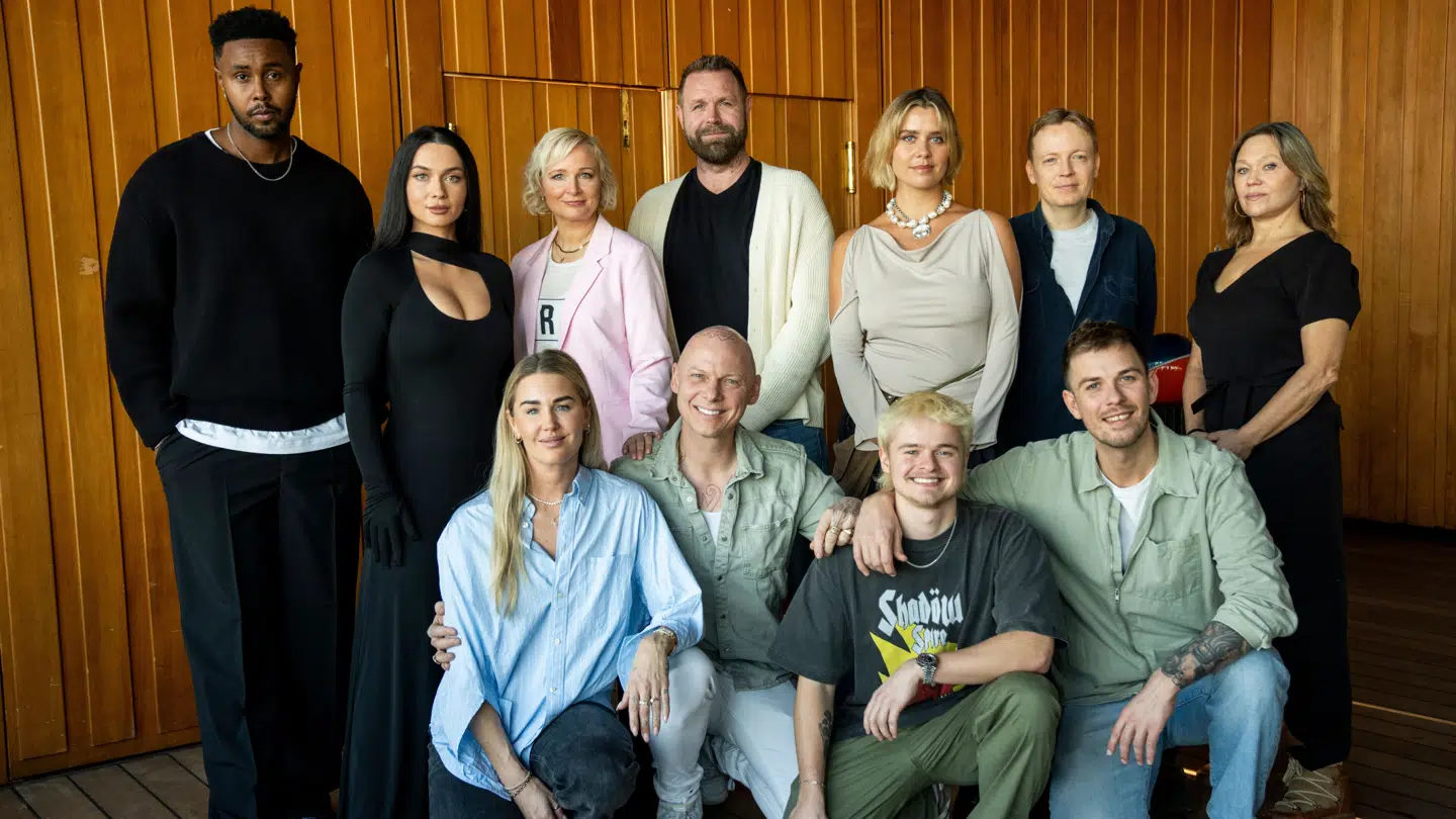 Joachim Boldsen medvirker i TV 2s nye realityprogram 'Spillet'. Her sidder han med en stor del af castet der blandt andet består af tidligere svømmer Jeanette Ottesen, designer Jim Lyngvild og skuespiller Vicki Berlin.