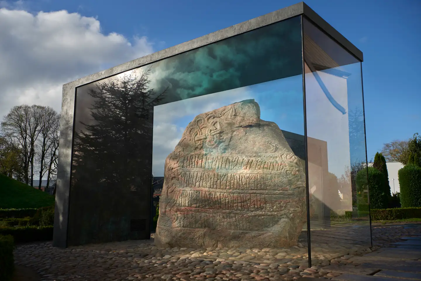 Den Store Jellingsten blev rejst af Harald Blåtand – med mindre den norske forsker har ret.