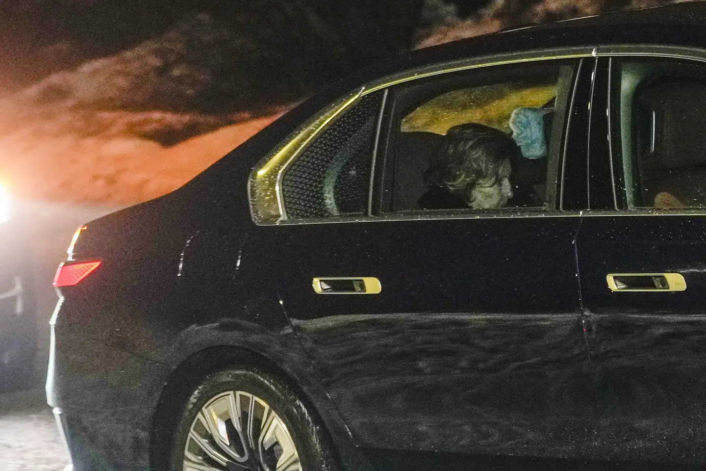 Norges dronning Sonjas ankomst onsdag til Rikshospitalet i Oslo. Torsdag har hun fået en pacemaker.