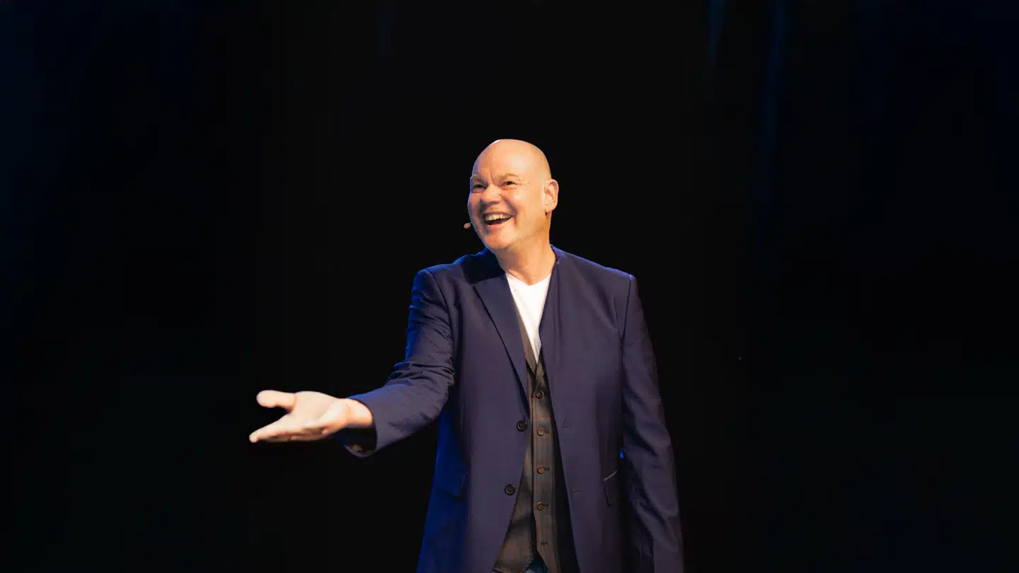 Torsdag aften havde komikeren og Danmarks bedste imitator, Andreas Bo, premiere på sit onemanshow »HÅR(D)« på Bremen Teater.