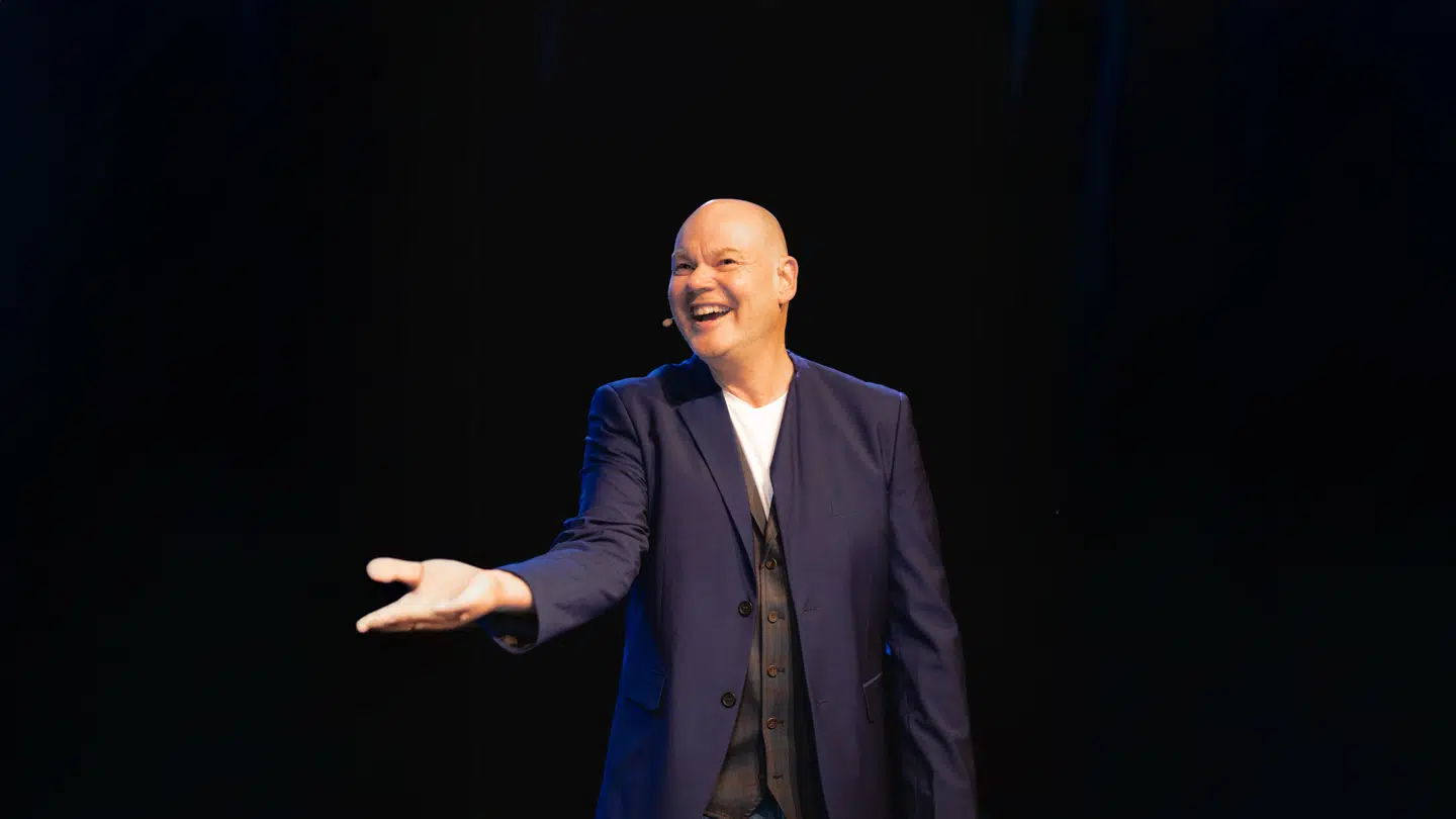 Torsdag aften havde komikeren og Danmarks bedste imitator, Andreas Bo, premiere på sit onemanshow »HÅR(D)« på Bremen Teater.