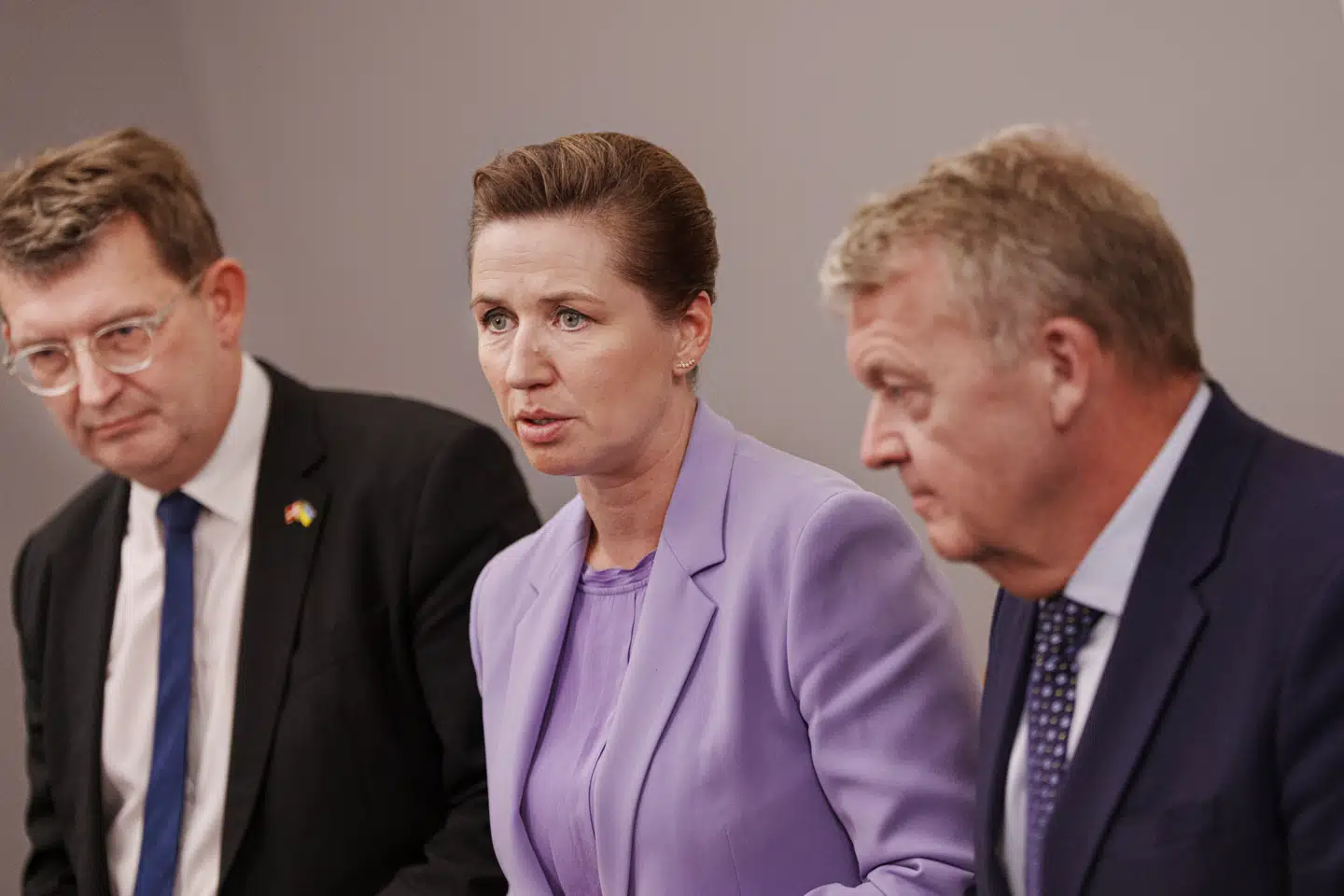 Statsminister Mette Frederiksen (S), Forsvarsminister Troels Lund Poulsen (V) og Udenrigsminister Lars Løkke Rasmussen (M) efter mødet i Det Udenrigspolitiske Nævn på Christiansborg i København, torsdag den 16. januar 2025. (Foto: Liselotte Sabroe/Ritzau Scanpix)