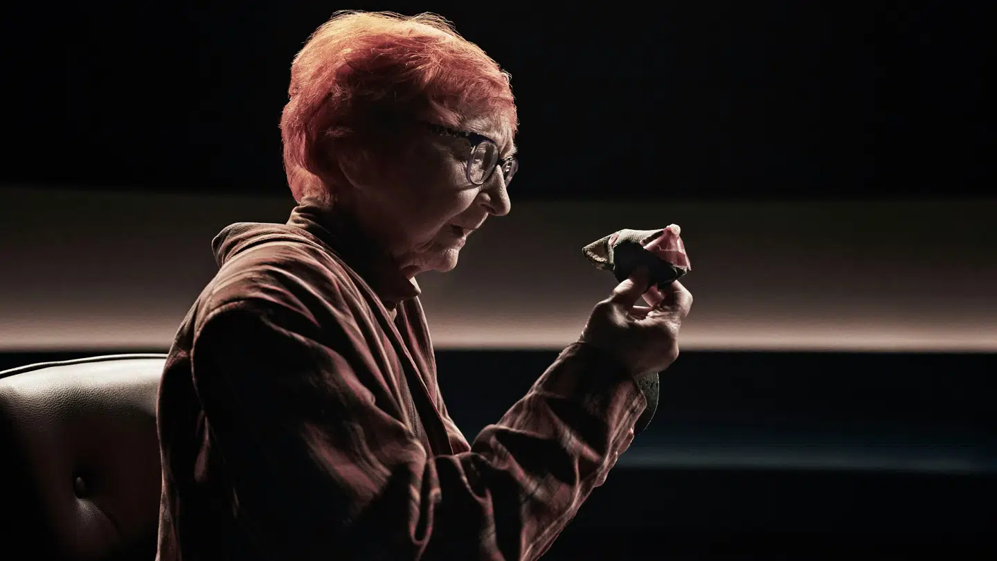 Jytte Abildstrøm startede 'Det sidste ord' med at hive en fugl op af sin medbragte røde kuffert. Foto: Klaus Vedfeld / TV 2