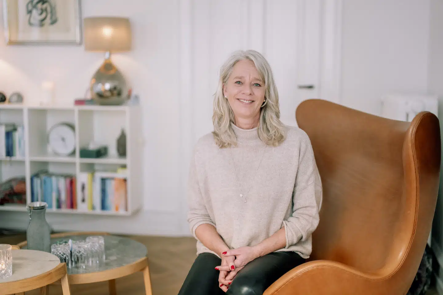 Ann Kastrup er spirituel coach, clairvoyant og healer. Og lader hurtigt forstå, at vi må begynde med skabe en tillid til os selv, hvis vi vil forandring og udvikling.