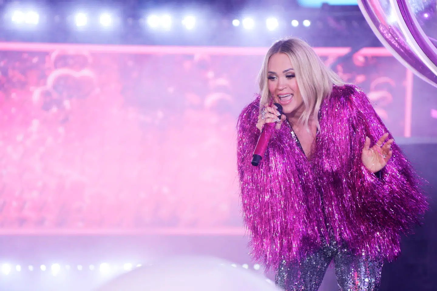Carrie Underwood optræder på Times Square i New York, nytårsaften 2024.