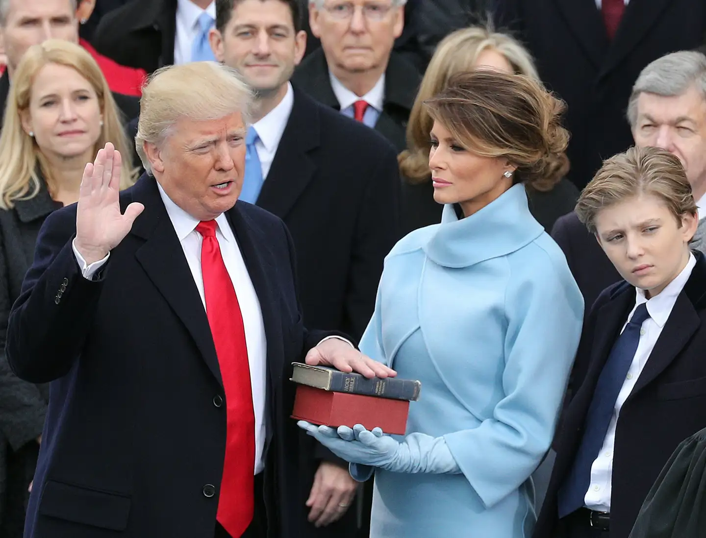 Scene fra da Donald J. Trump for otte år siden blev svoret ind som USAs 45. præsident.