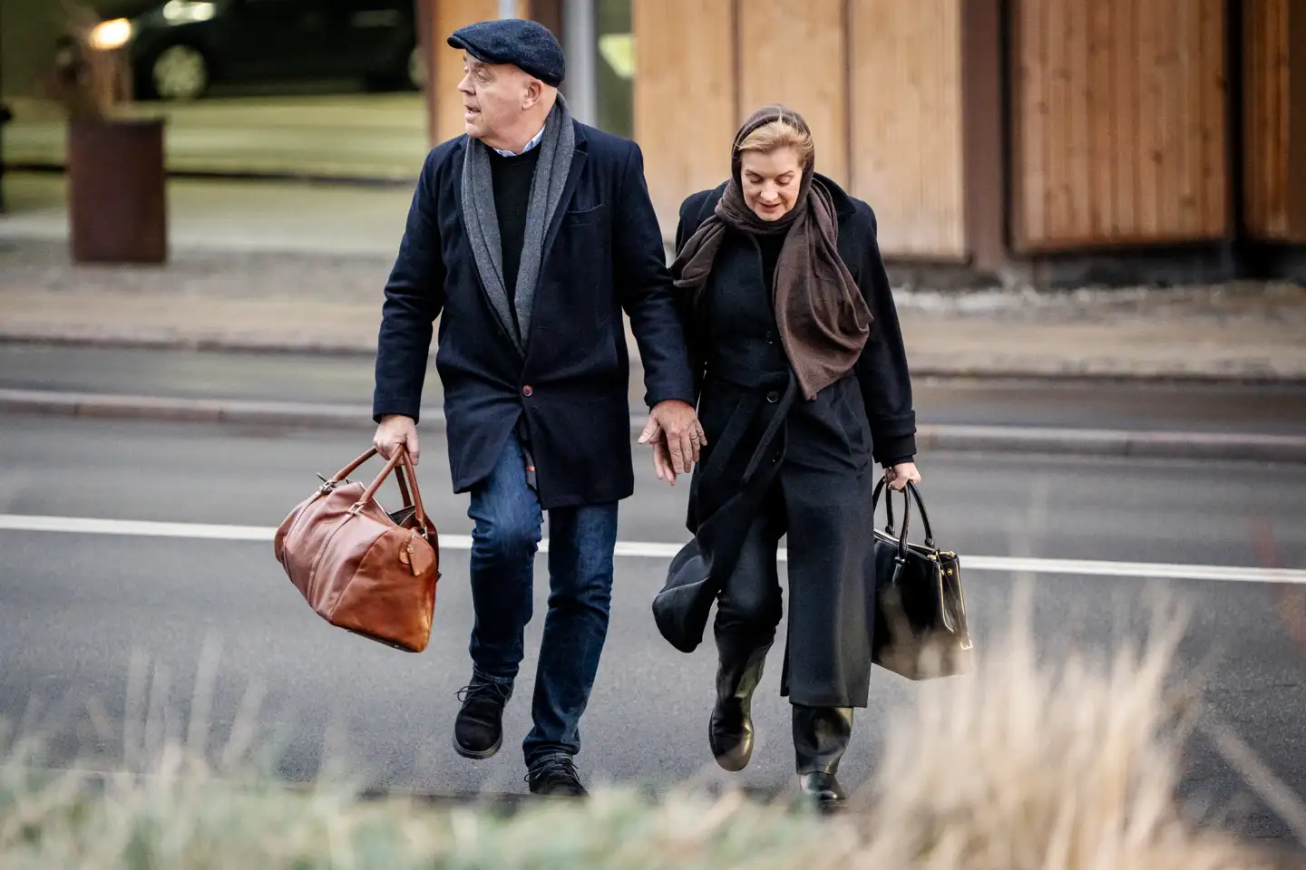 Journalist Jes Dorph-Petersen ankommer sammen med sin kæreste, Maise Haurholm, til Østre Landsret, som indleder Jes Dorphs erstatningssag mod en advokat i København tirsdag den 14. januar 2025. Landsretten indleder den erstatningssag med krav om 1, 6 millioner kroner, som journalist Jes Dorph-Petersen har anlagt mod advokat Yvonne Frederiksen fra advokatfirmet Norrbom Vinding. Hun lavede den MeToo-undersøgelse hos TV 2, der førte til, at Jes Dorph-Petersen blev fyret som studievært på programmet "Go' Aften Live", som Nordisk Film producerede for TV 2.