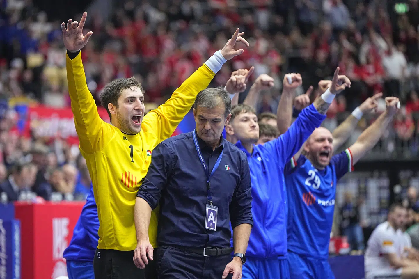 De tændte italienere fejrede alle aktioner i stor stil i sejren over Algeriet.