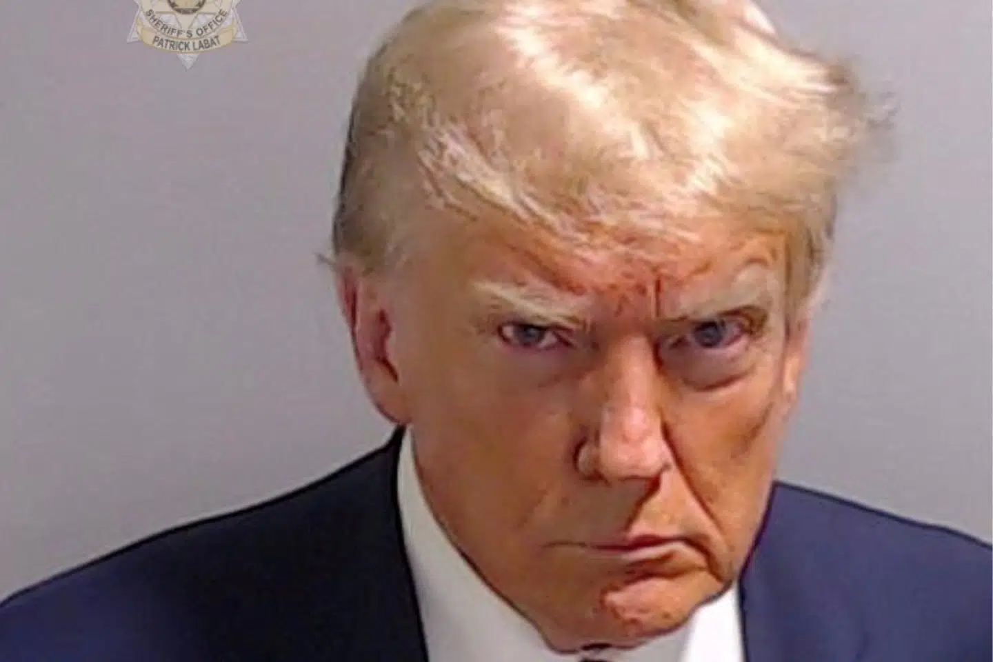 Trump fik taget forbryderfoto, da han i 2023 formelt meldte sig til myndighederne i et fængsel i Fulton County i den amerikanske delstat Georgia.
