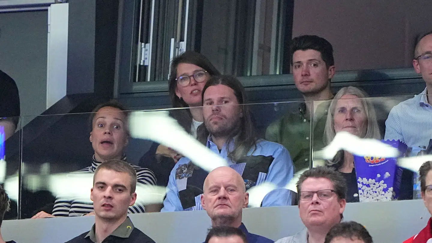 Mikkel Hansen på plads i Boxen ved siden af Josephine Touray.