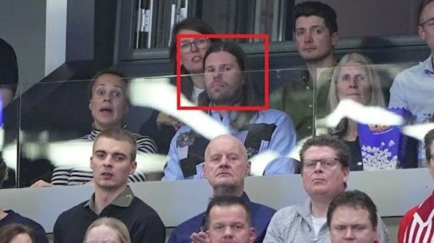 Mikkel Hansen på plads i Boxen ved siden af Josephine Touray. Foto: Bo Amstrup/Ritzau Scanpix