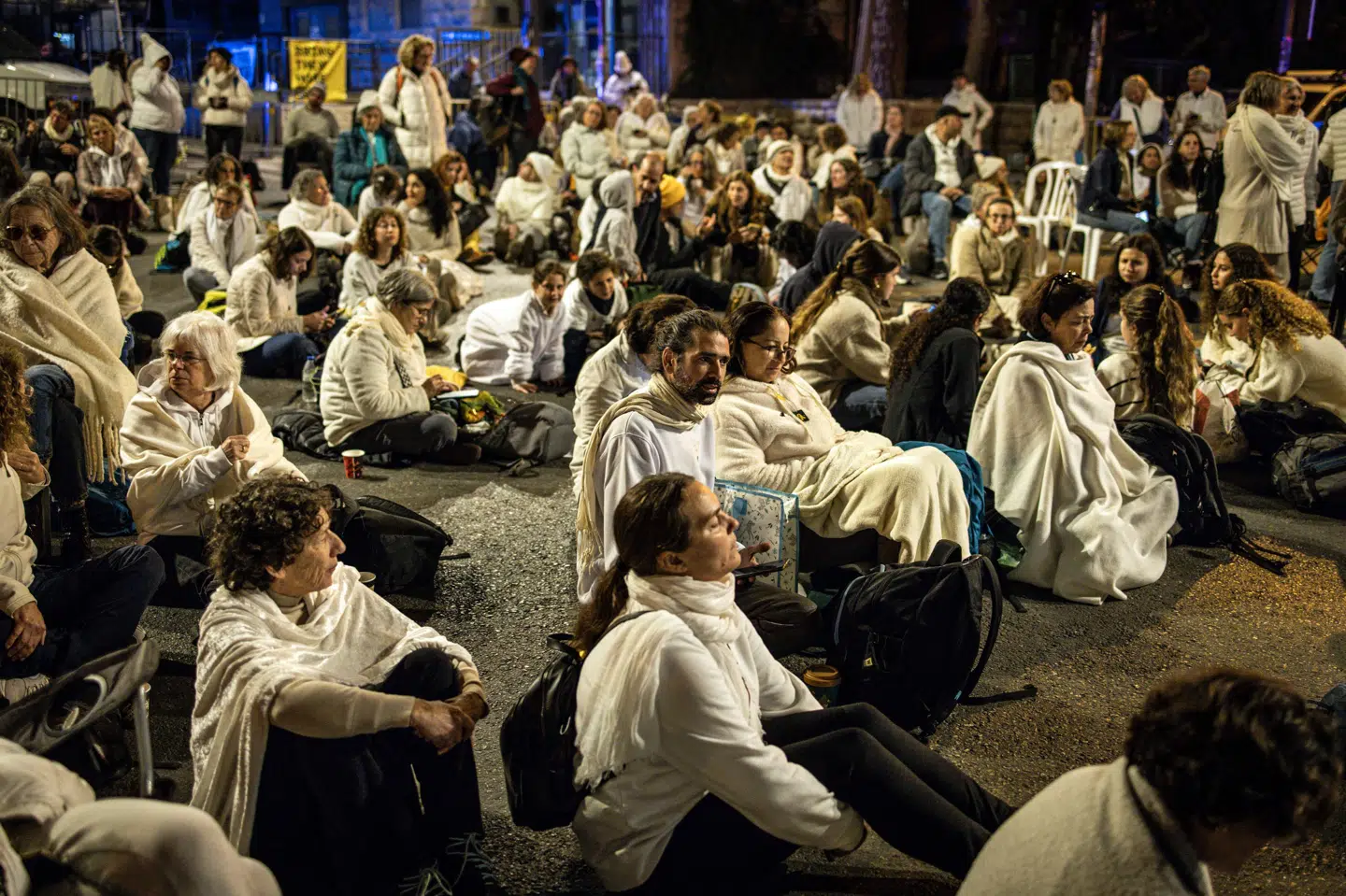 Billede fra onsdag hvor støtter og pårørende til gidsler i Gaza havde samlet sig uden for premierminister Benjamin Netanyahus hjem i Jerusalem i Israel. En del af våbenhvileaftale vil være, at Hamas-bevægelsen skal frigive gidsler, mens Israel skal løslade palæstinensiske fanger.