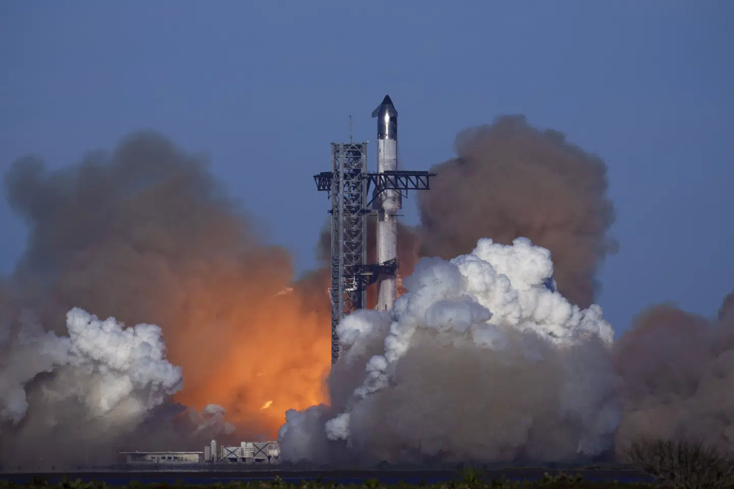 - Vi har mistet al kommunikation med rumskibet - det fortæller os, at der har været en fejl på den øverste del af raketsystemet, siger kommunikationschef i SpaceX Dan Huot.