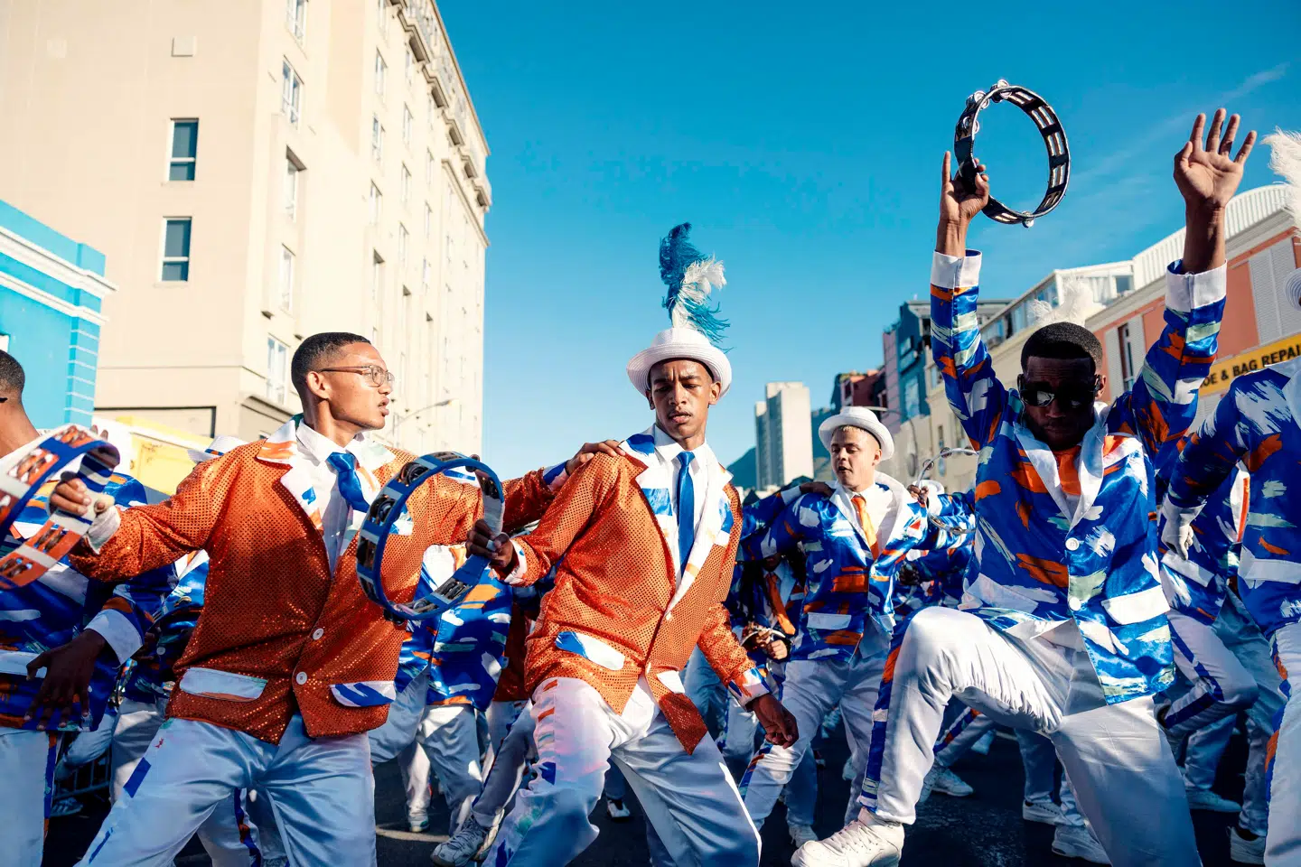 Kaapse Klopse-musikanter ses her danse, mens deres trup bevægede sig fremad under den årlige Kaapse Klopse-parade, også kendt som 'Tweede Nuwe Jaar', i Cape Town den 4. januar.