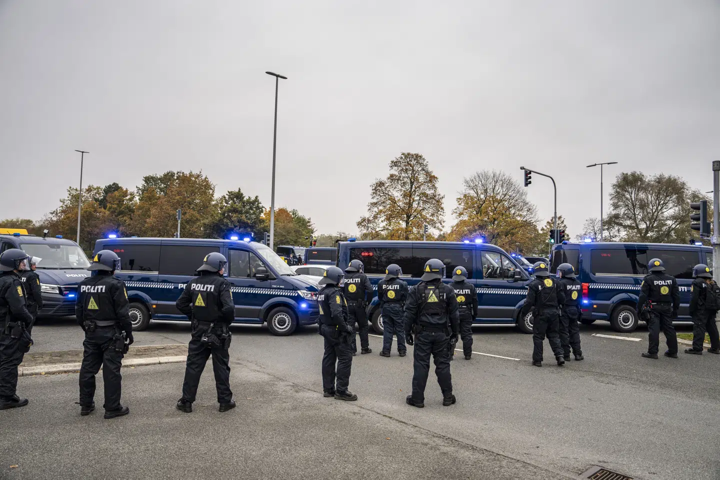 Politiet er talstærkt tilstede, når Brøndby og FC København tørner sammen. Billedet er fra før kampen, der blev spillet på Brøndby Stadion 27. oktober sidste år. (Arkivfoto).
