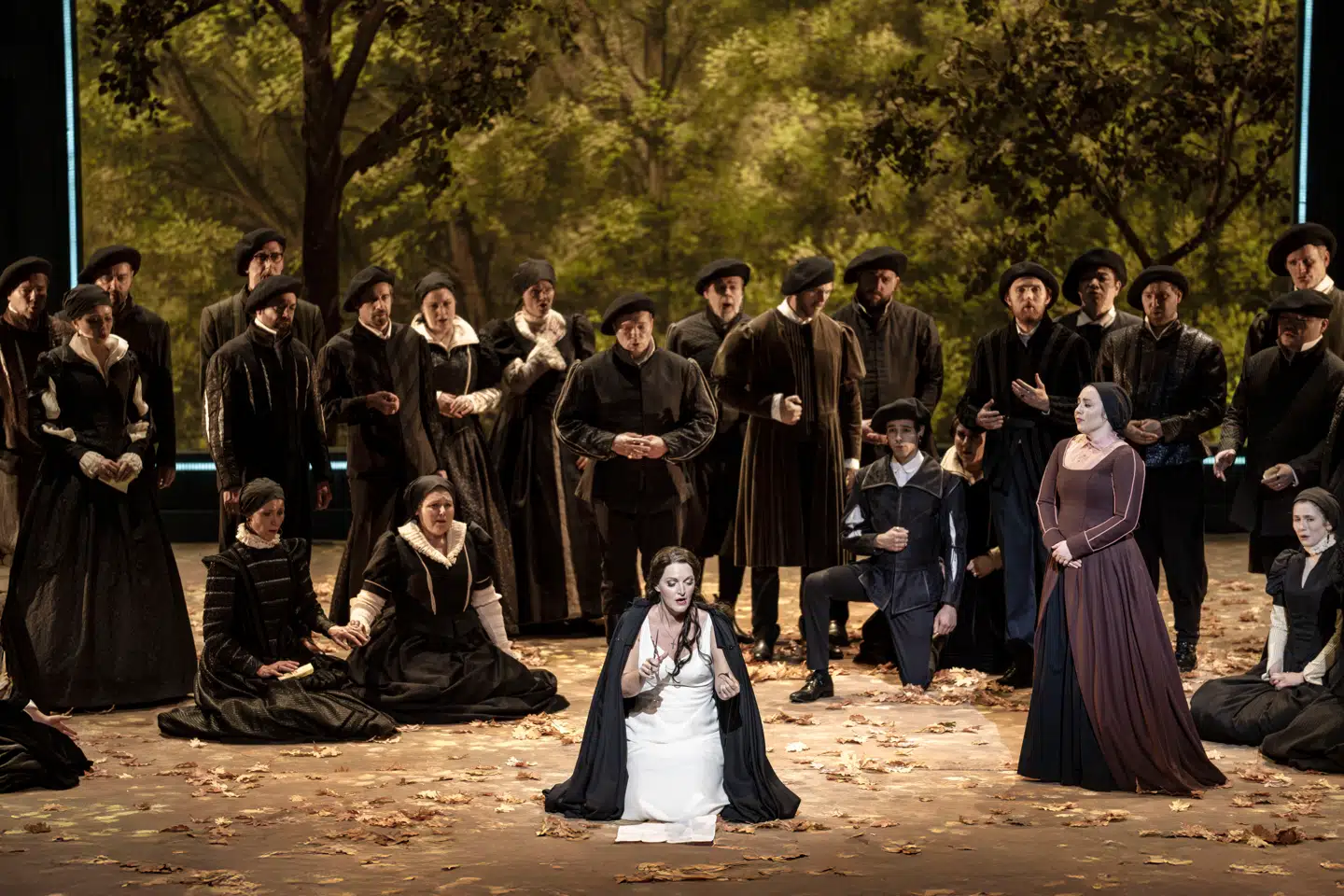 Kvinden i midten, mens hovedet stadig sidder fast: Maria Stuarda (Gisela Stille) i skoven med sine støtter.