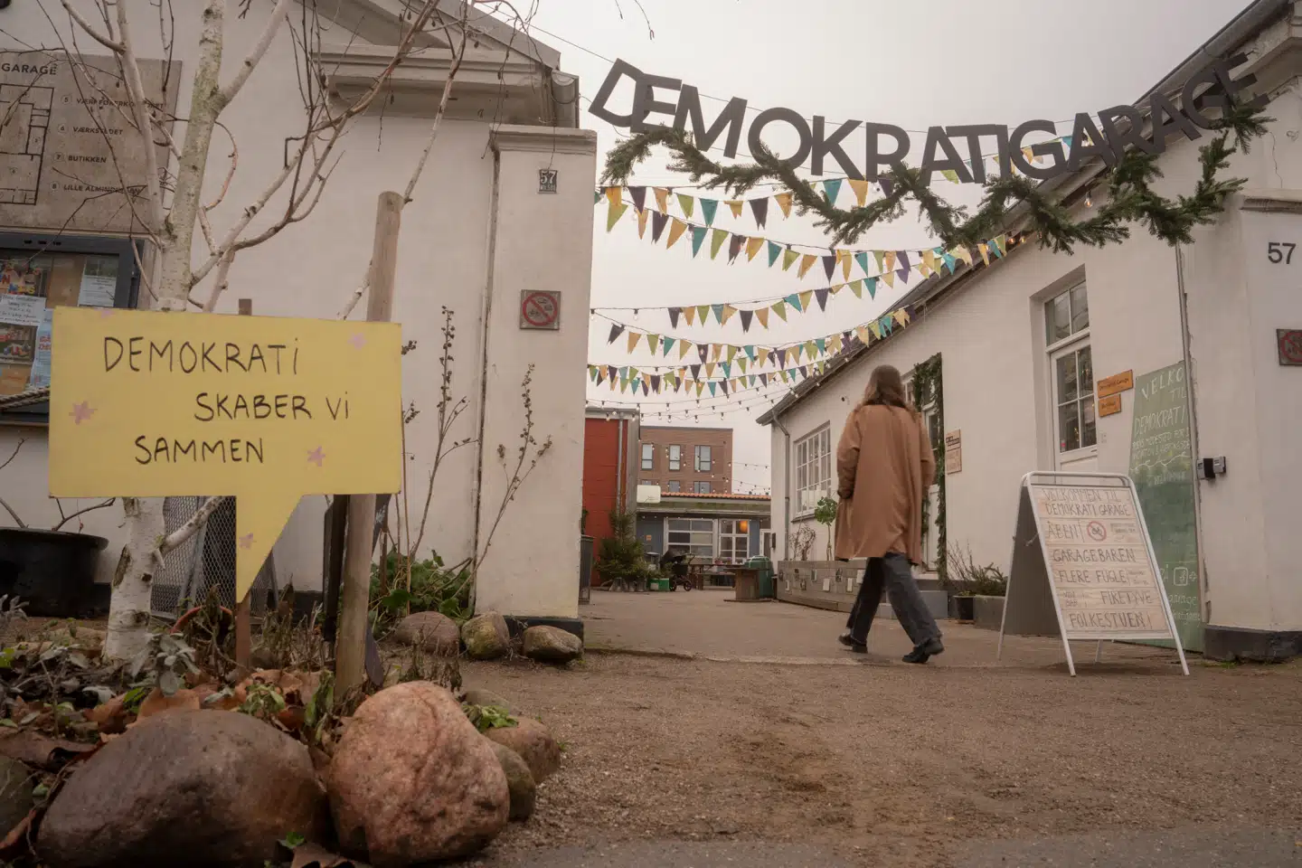 Inde i Demokratigaragens gård ligger bageriet og cafeen Flere fugle, der alene for bagværkets skyld er turen til Nordvest værd.