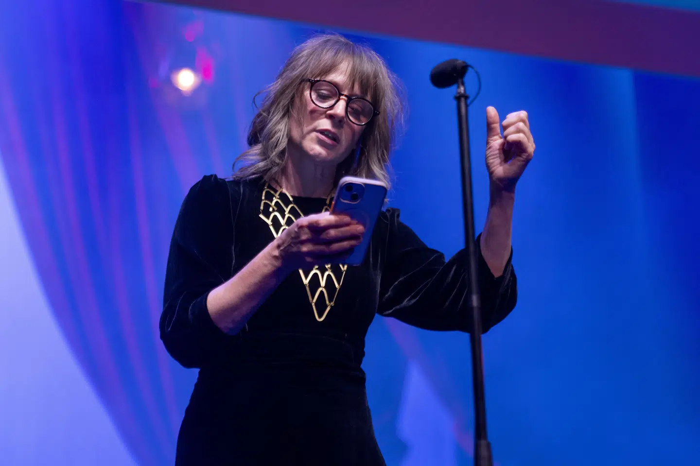 En sygemeldt Iben Hjejle modtog Danmarks ældste teaterpris, Teaterpokalen, i december sidste år. Nu er hun i bedring. (Arkivfoto).