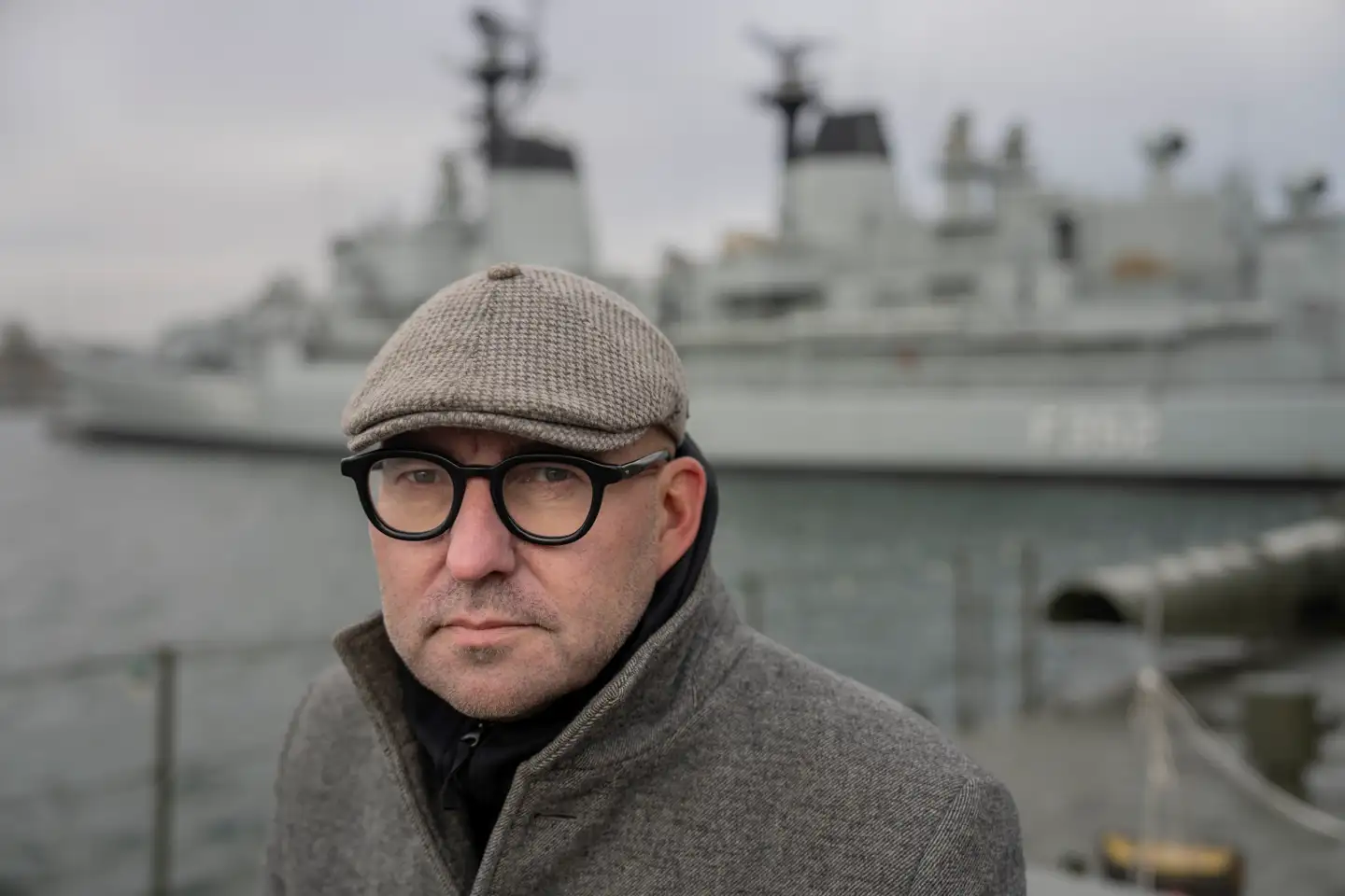 Peter Ernstved Rasmussen er stærkt kritisk over for skiftende regeringers besparelser på Forsvaret, som i hans øjne er den væsentligste årsag til den nuværende krise i forholdet til USA.