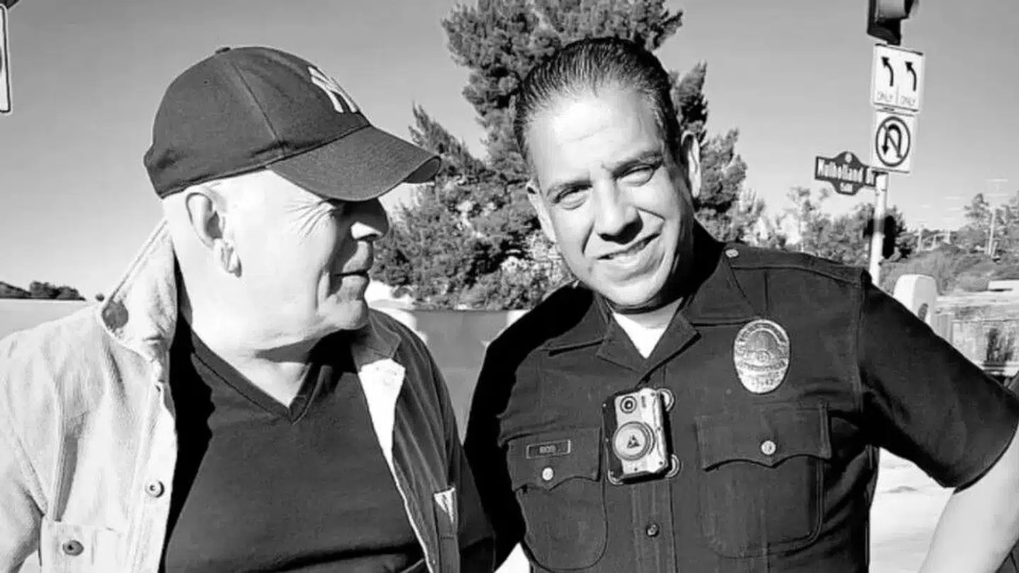 Bruce Willis ses her med en betjent fra politiet i Los Angeles. Billedet er fra den video, som Emma Heming Willis har delt på Instagram.