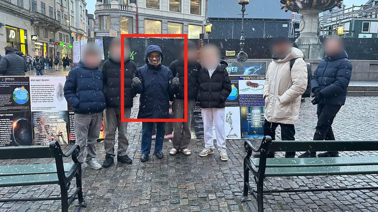 Her ses Khalid Yasin på Gammeltorv tæt ved Strøget i Indre København, den 12. januar i år. Ved siden af ham står en gruppe unge, hvis ansigter vi har sløret.