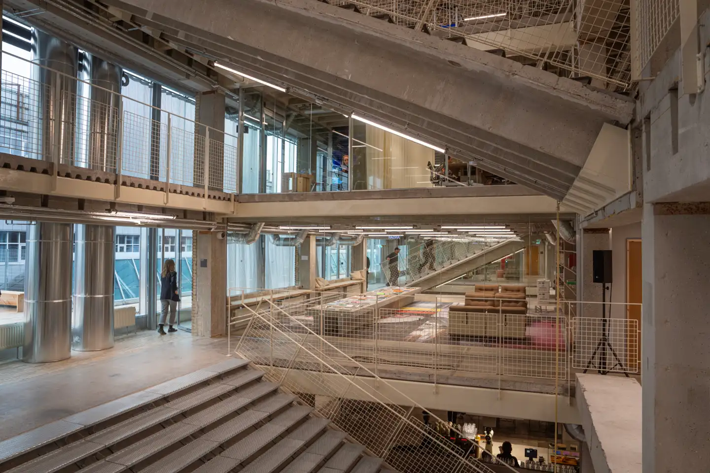 De udskårne og vippede dæk, der bliver til den centrale hovedtrappe, er et stærkt kommunikerende, funktionelt greb i ombygningen af Thoravej 29.