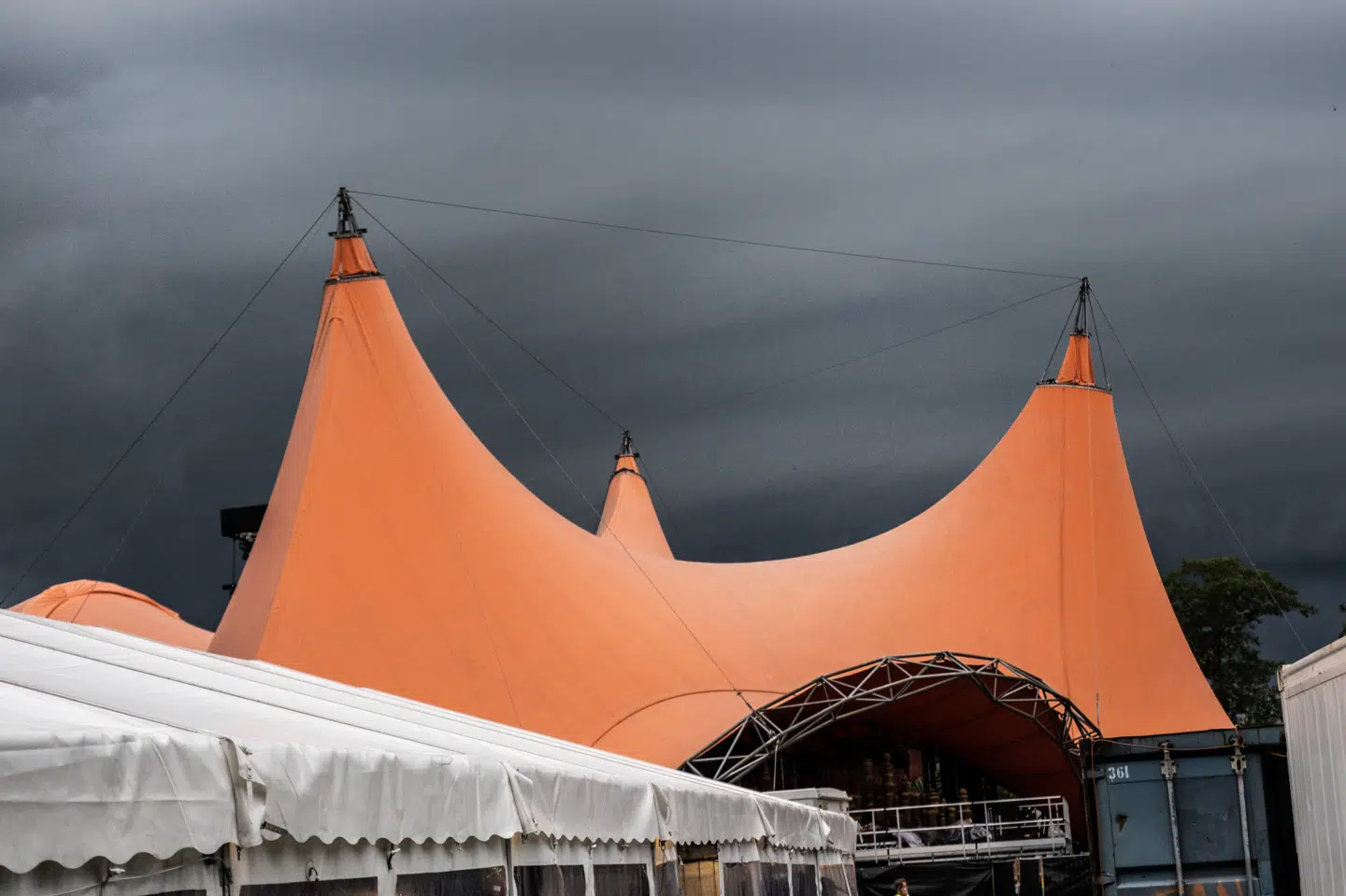 Orange Scenes form og farve er blevet et vartegn for Roskilde Festival. (Arkivfoto).