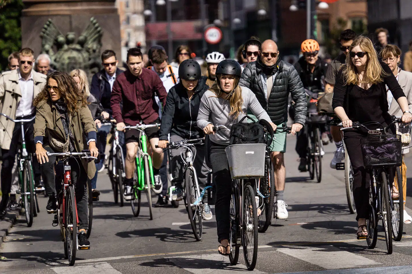 Der er gevaldig mangel på cykelparkering i København – især omkring tog- og busstationerne, siger cykelekspert.