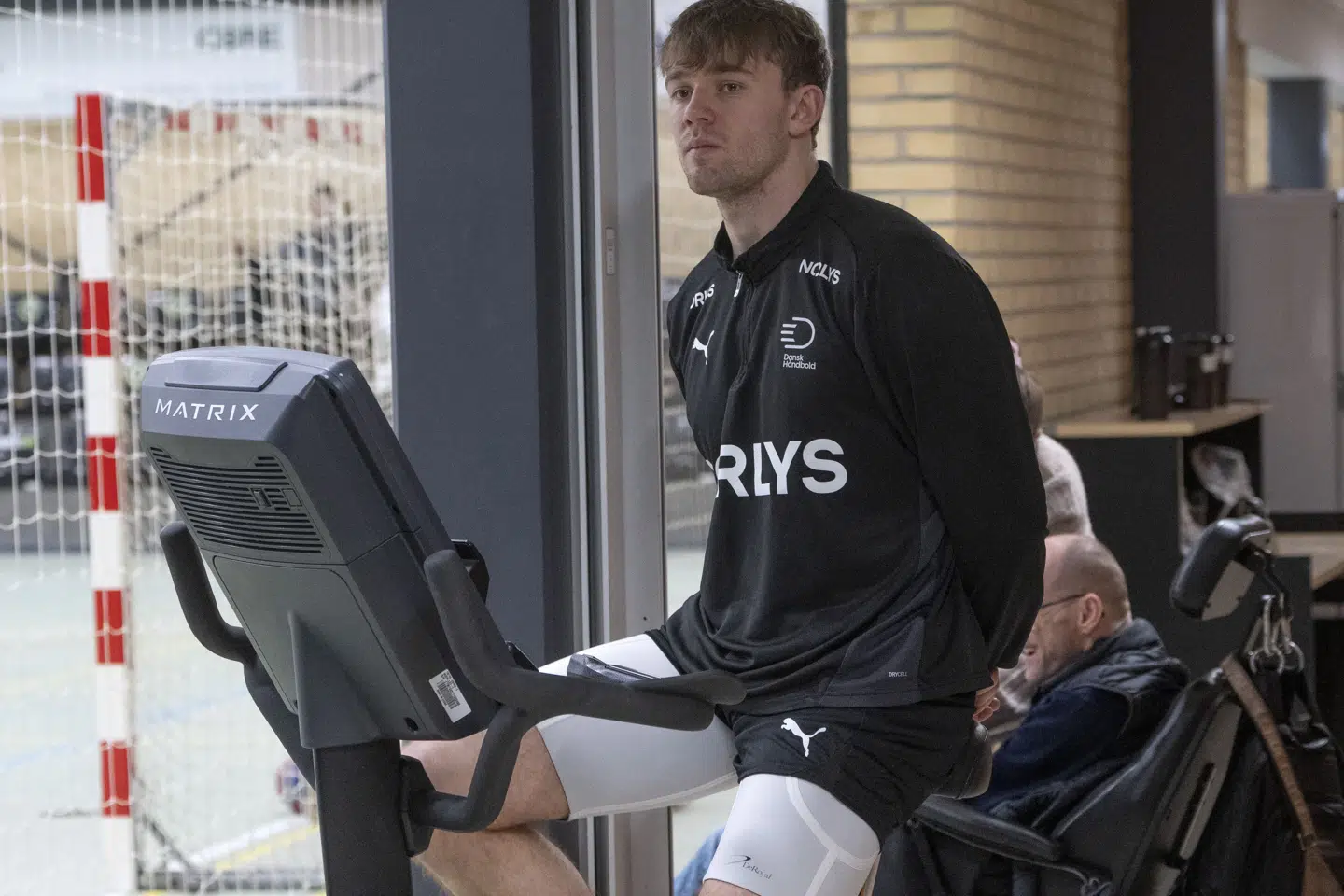 Thomas Arnoldsen blev skadet i tirsdagens åbningskamp mod Algeriet og måtte dagen efter nøjes med at træne på kondicyklen.