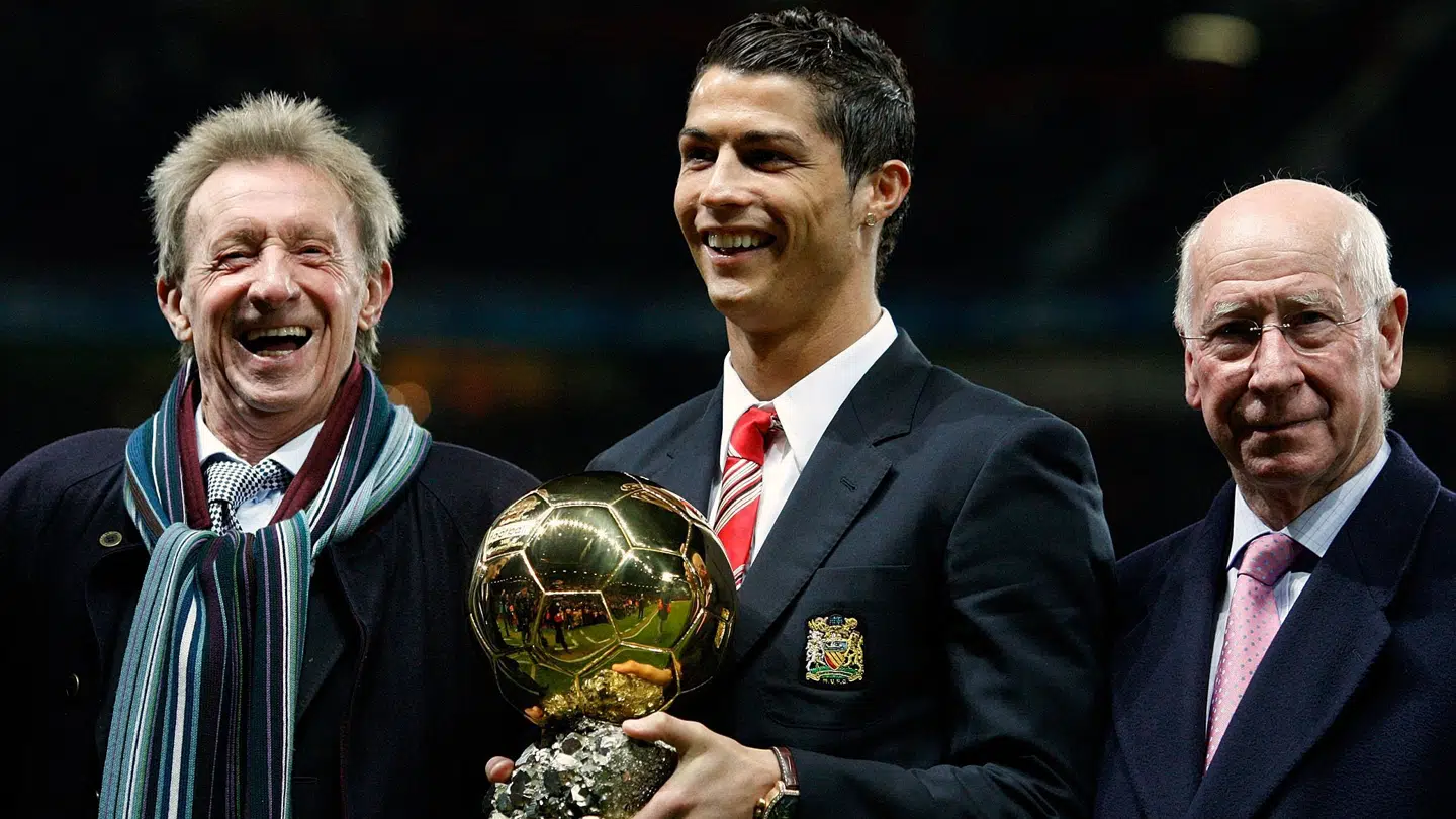Denis Law (tv.) med Cristiano Ronaldo og Bobby Charlton i 2008.