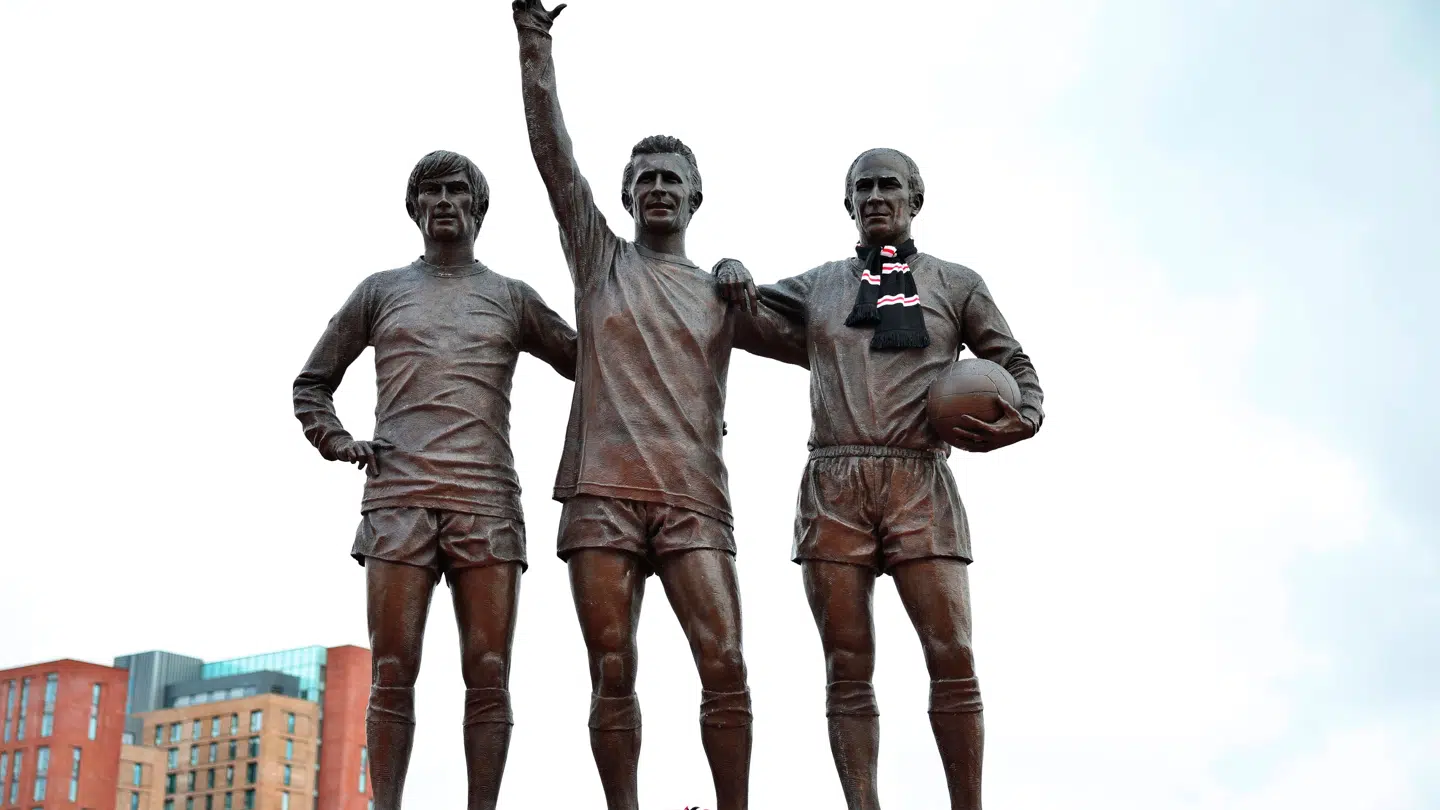Foran Old Trafford står en statuen The United Trinity af George Best, Denis Law og Bobby Charlton.