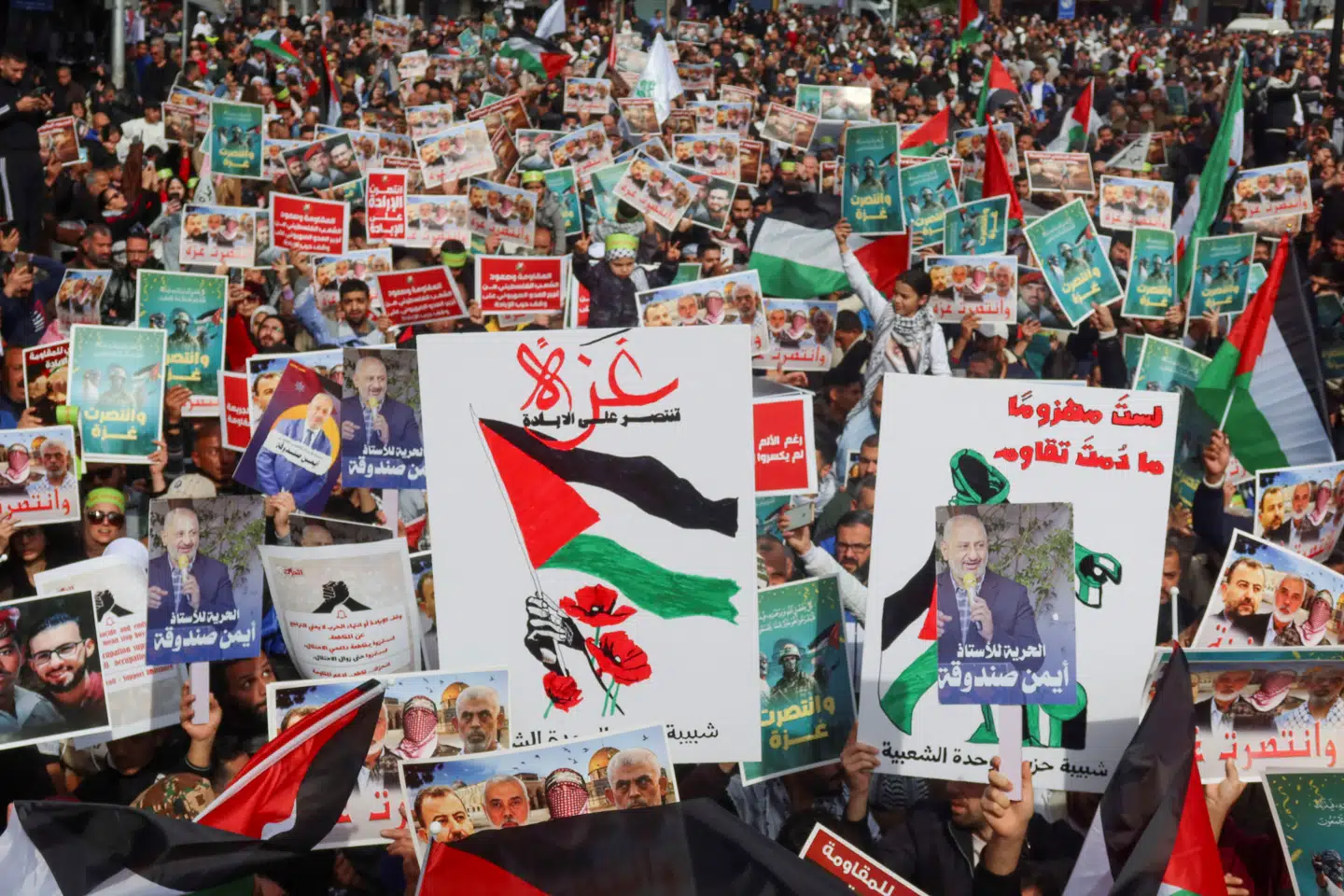 People celebrate the news of a ceasefire between Hamas and Israel, in Amman, Jordan, January 17, 2025. REUTERS/Jehad Shelbak