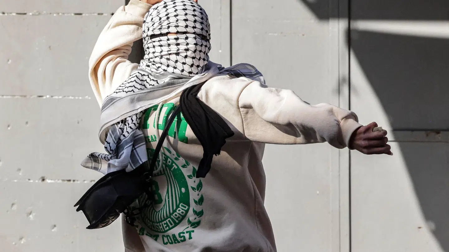 Det bliver aldrig fred mellem Palæstinenserne og Israel. Årsagen er den simple, at palæstinensernes identitet dybest set ikke består af andet end at se sig selv som ofre og bekrige israel og jøder. Det mener B.T.s debatredaktør, Joachim B. Olsen.