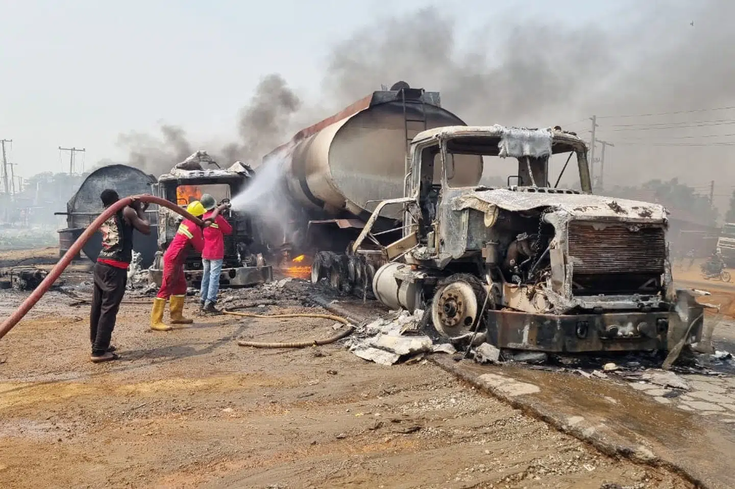 Brandmænd har slukket den kraftige brand fra to tankbiler i det nordlige Nigeria. Mindst 70 mennesker er døde i eksplosionen.