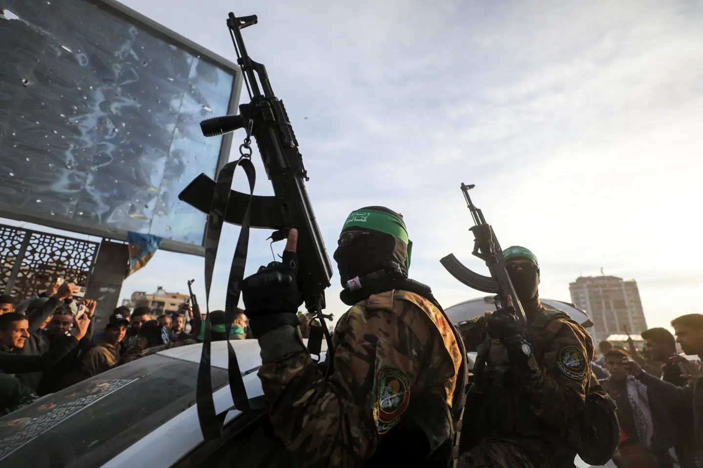 Militante Hamas-medlemmer i Gaza By brugte frigivelsen af tre kvindelige israelske gidsler søndag til en magtdemonstration. For første gang i over et år så indbyggerne hundreder af væbnede krigere gå rundt i gaderne.