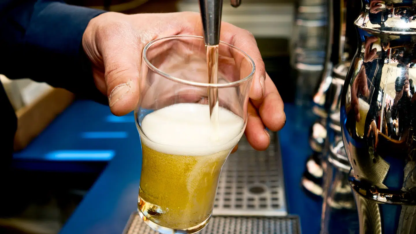 Det er dejligt vejr og folk nyder solen på Nyhavn. Samtidig er priserne på fadøl faldet, da skatterne på udeservering er blevet lempet.